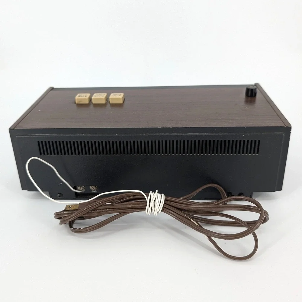 Lloyd's Vintage Flip Clock Radio AM/FM Solid State Wood Grain 1J61G-07A